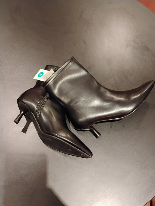 Black women's booties (size 8) (a new day)